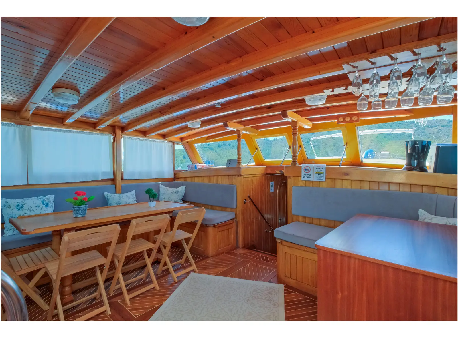 Pronto White, Interior image
