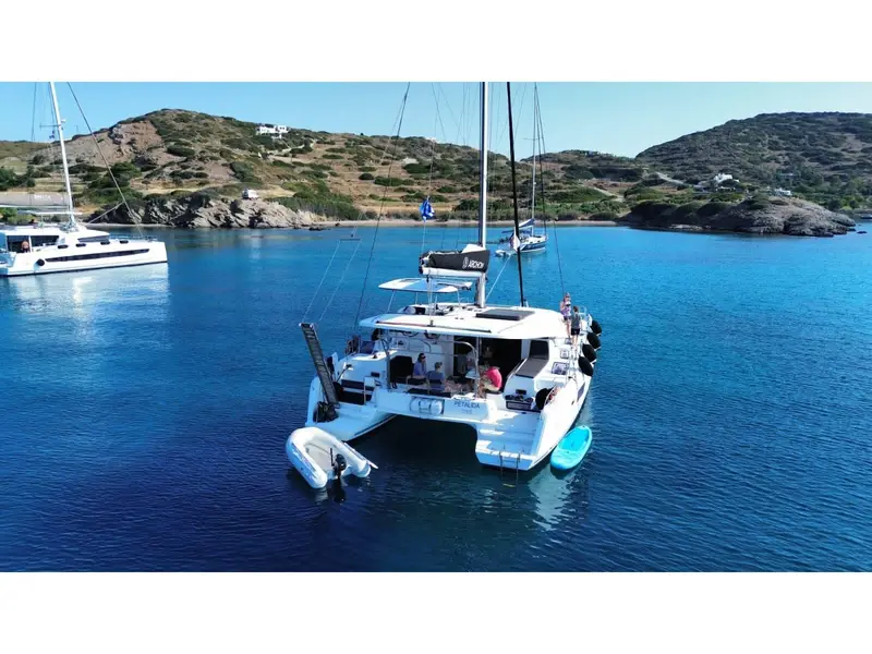 Petalida, Lagoon 42