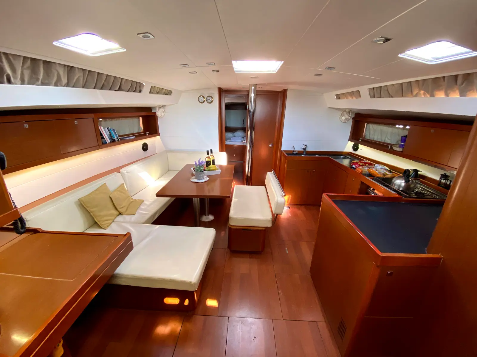 Melina, Interior image