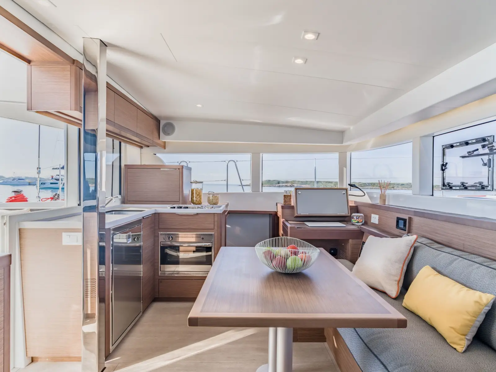 Esmee, Interior image