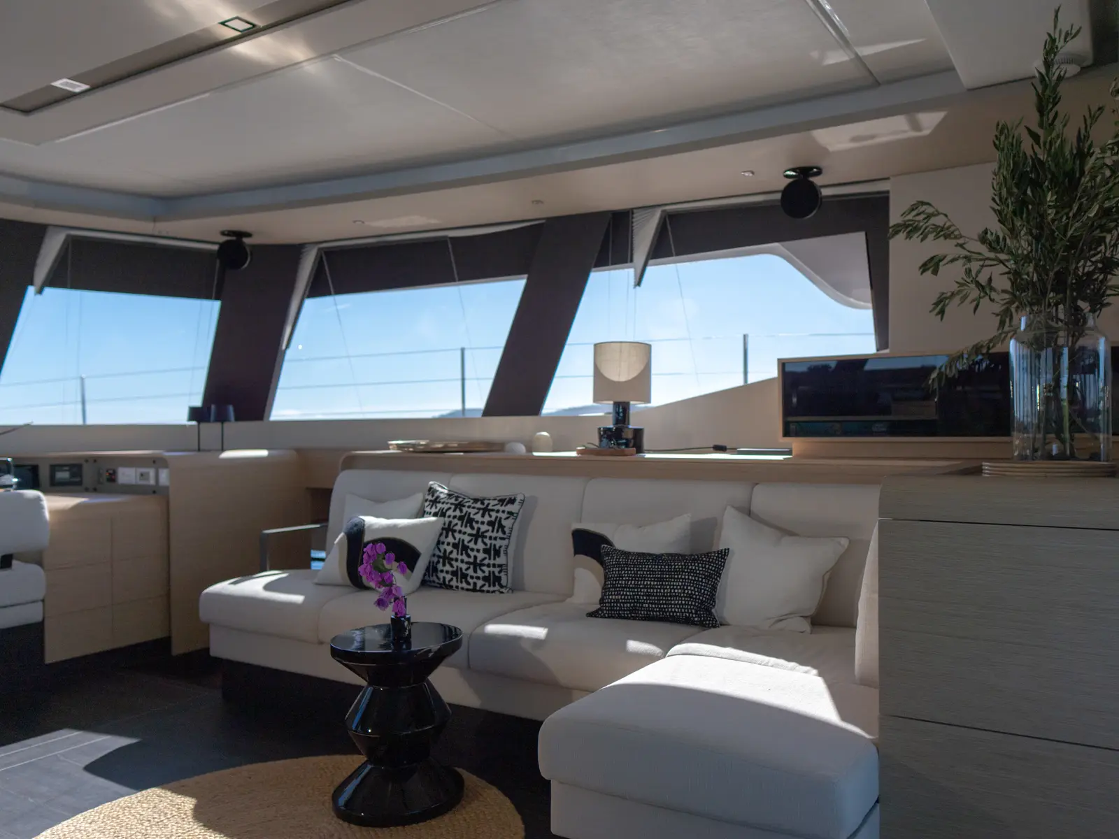 Solomar, Interior image