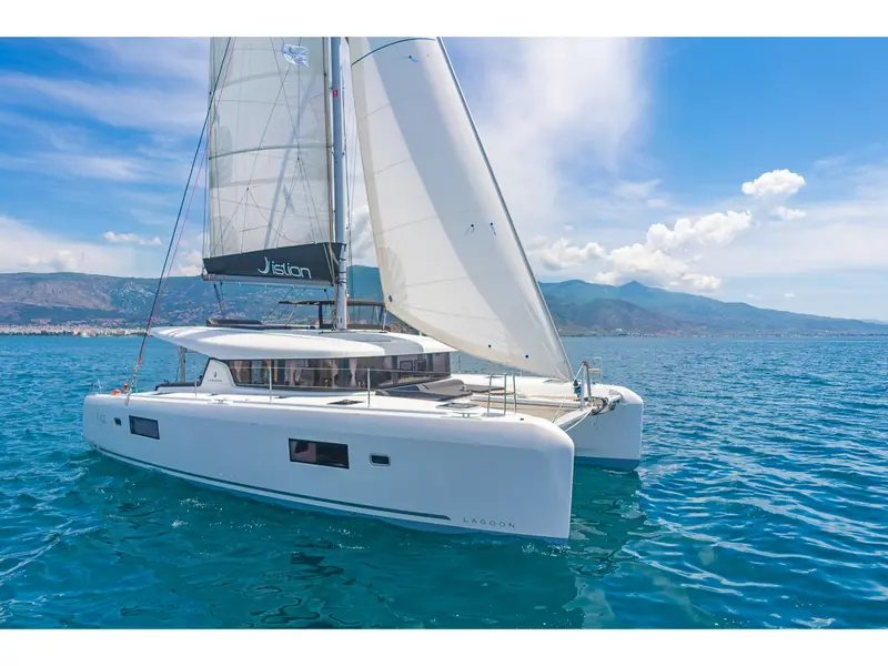 Aurora, Lagoon 42