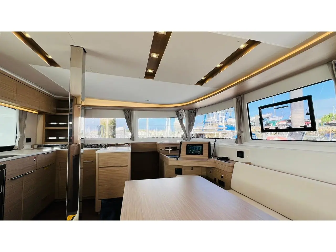 Zoey, Interior image
