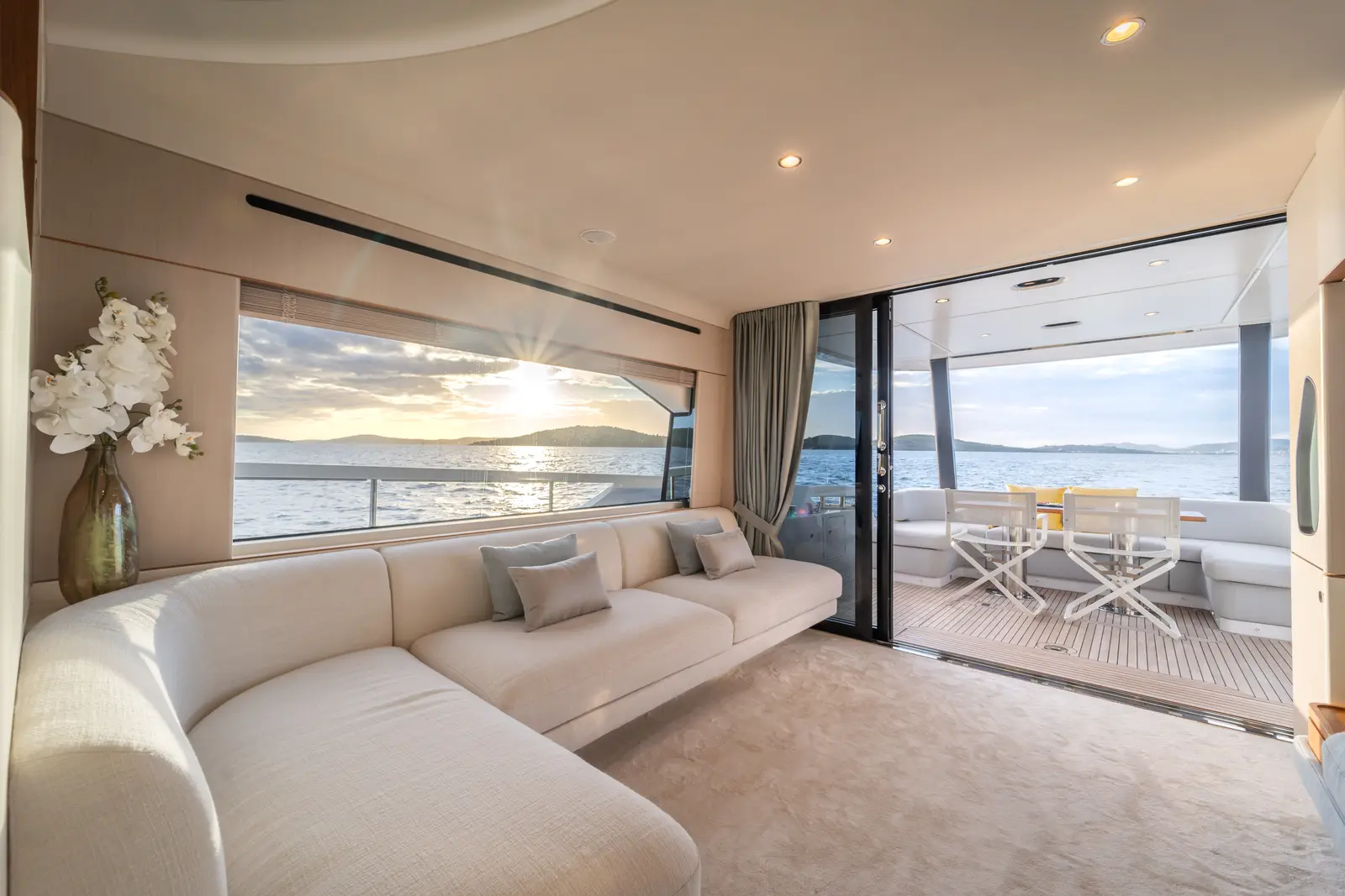 DONNA, Interior image