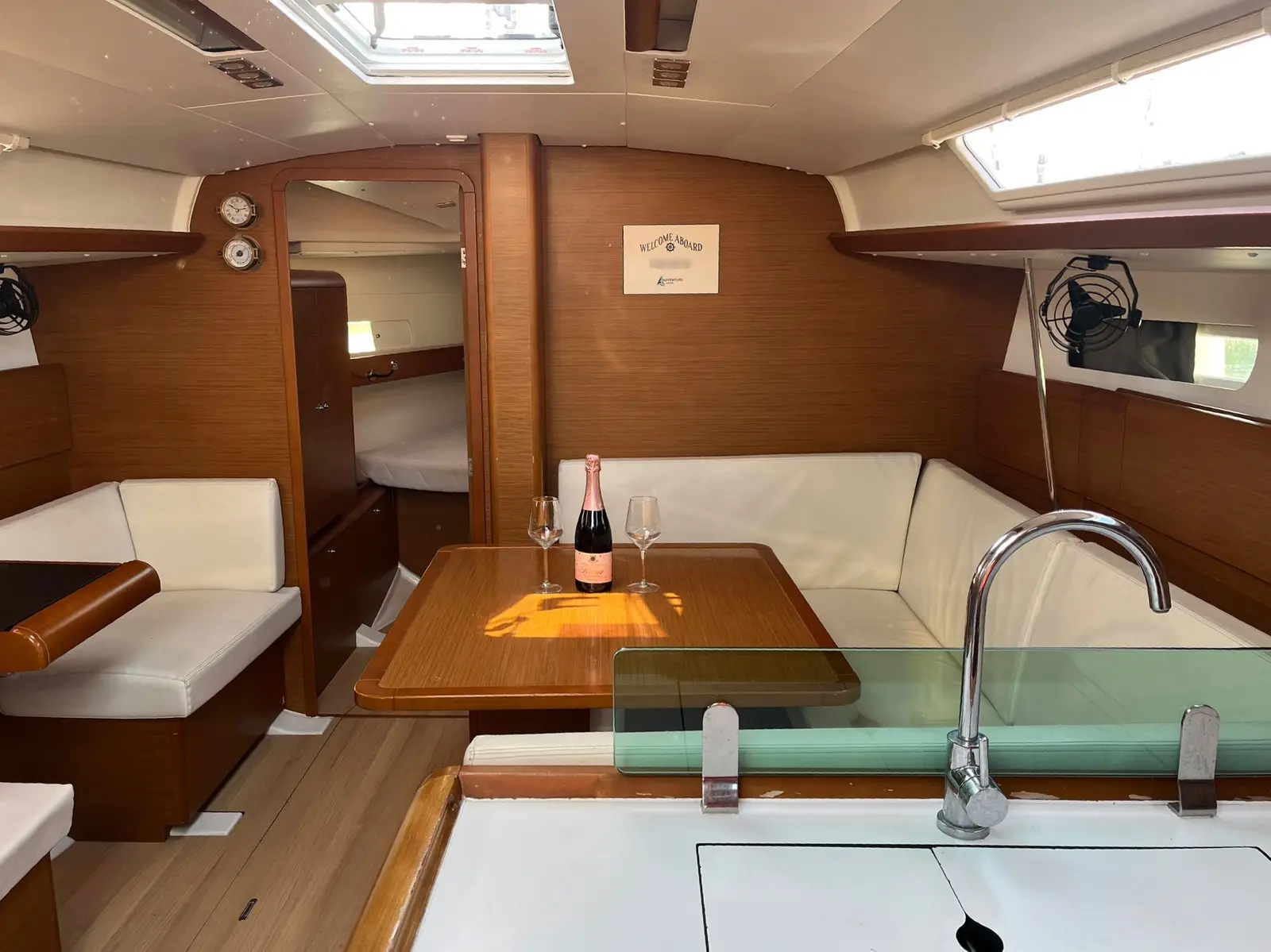 Bowie, Interior image