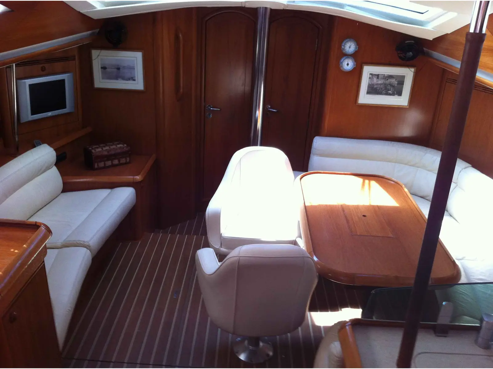 Idrea, Interior image