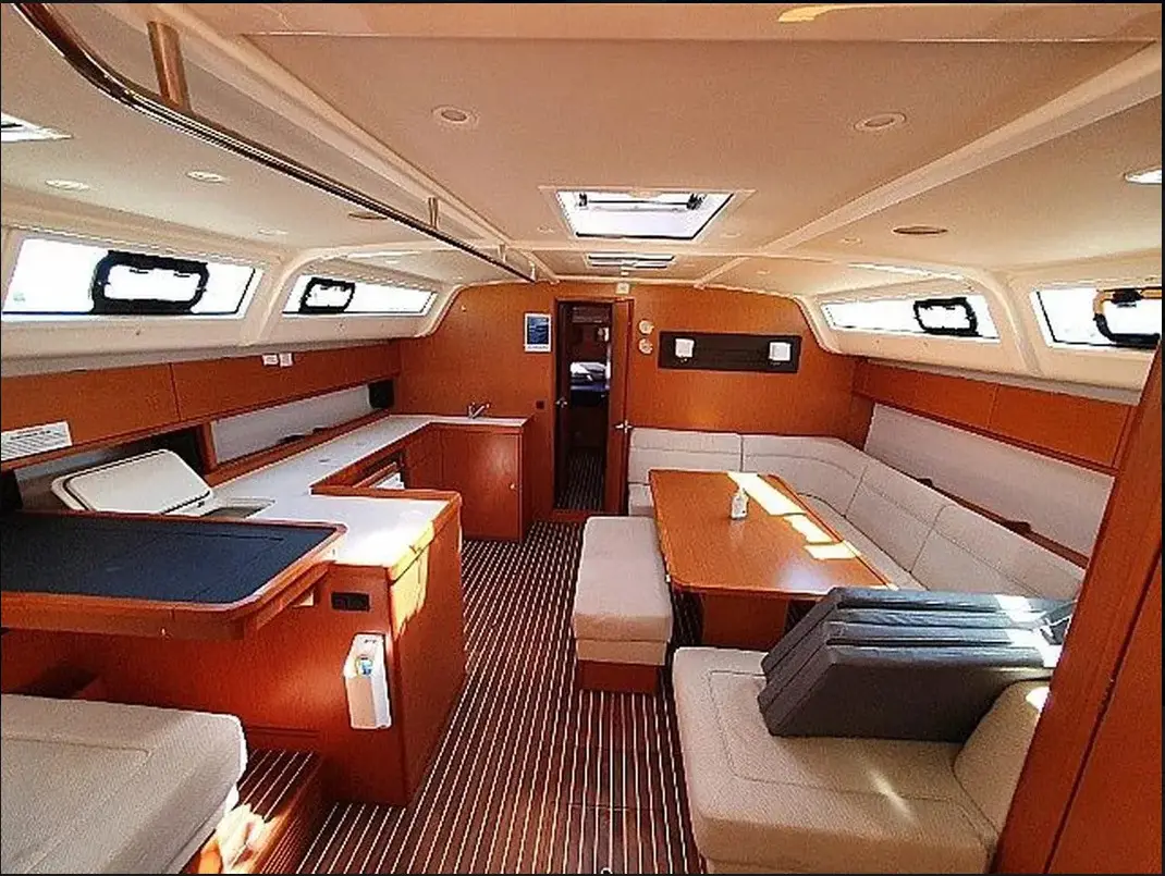 VIVI, Interior image