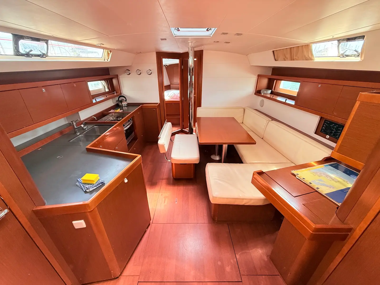 Viki, Interior image
