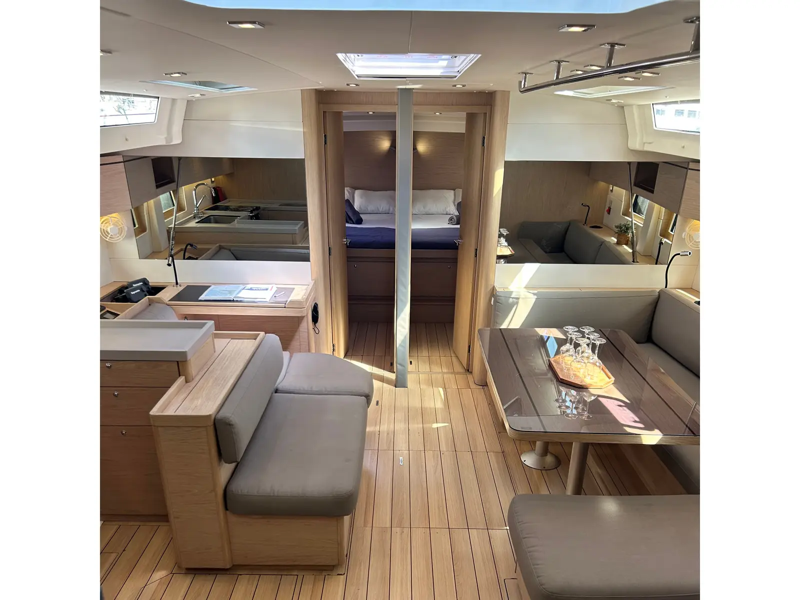 Barracuda (Refit 2026 - A/C - Generator - Electric Heads - 12 Pax), Interior image