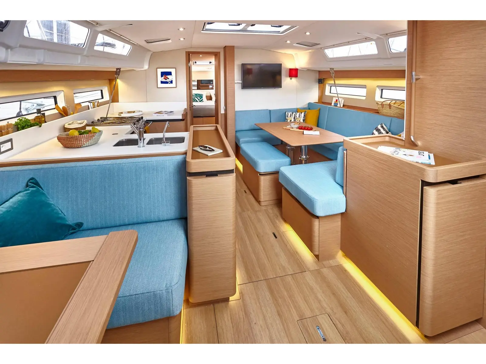 Queen II, Interior image