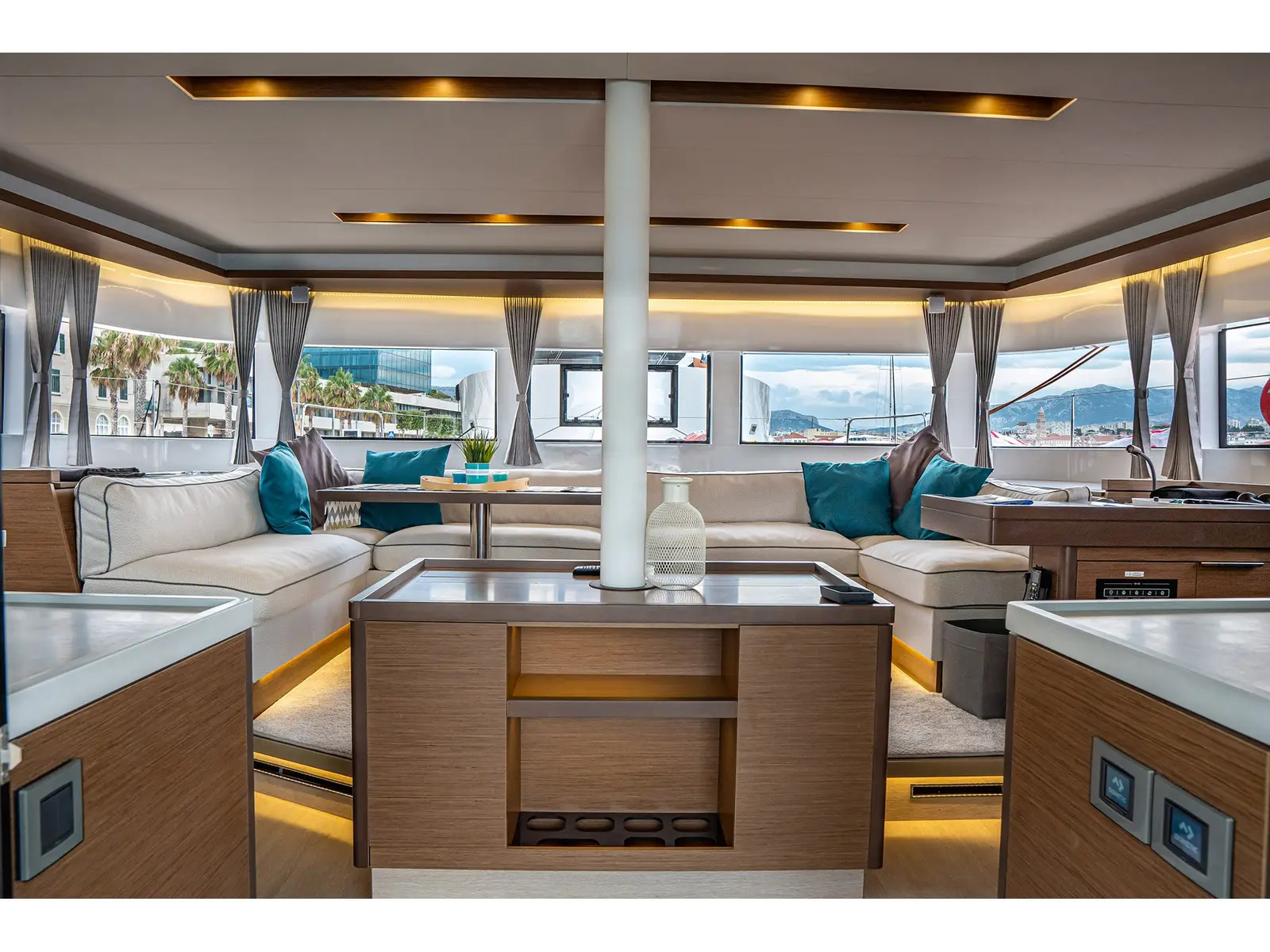 PRINCESS KISS, Interior image