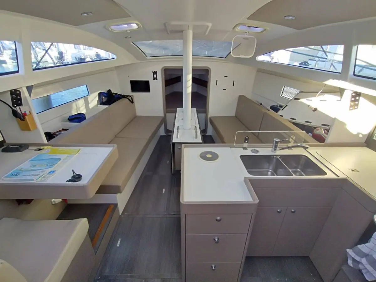 BAG DIR 3, Interior image