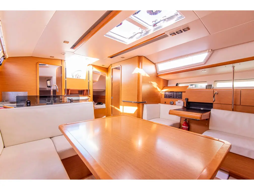 Ribelle, Interior image