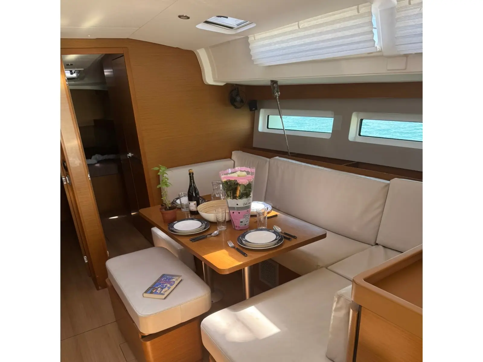 Konstantinos, Interior image