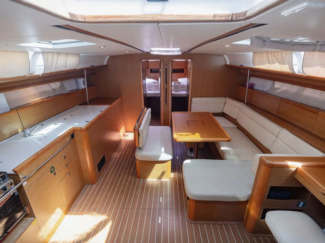 Ana B, Interior image