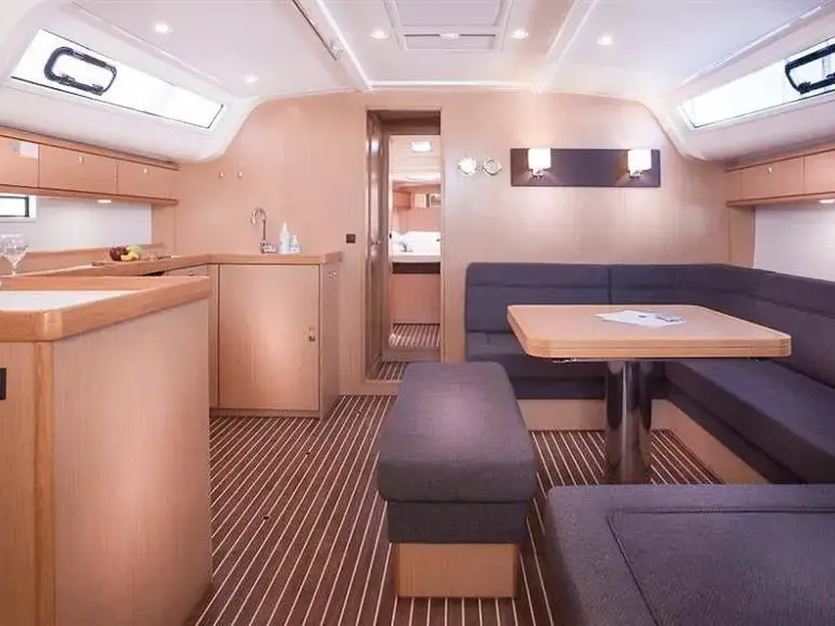 Petra 2, Interior image