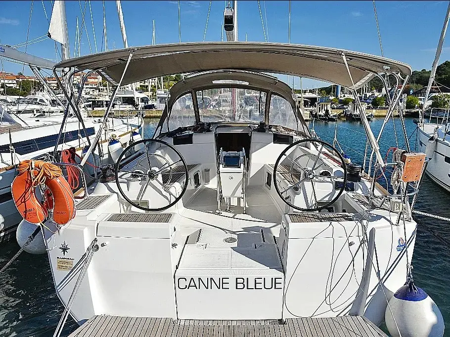 Canne Bleue, Main image