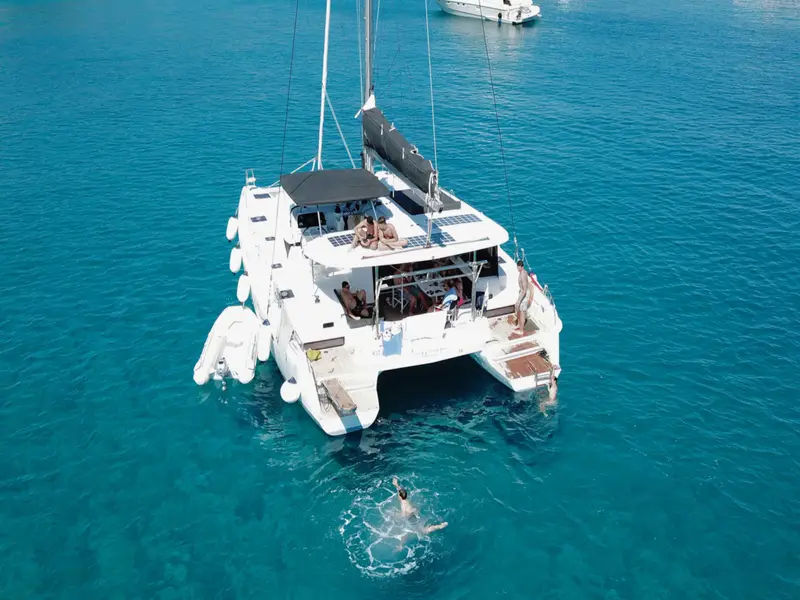 Kit Cat, Lagoon 42
