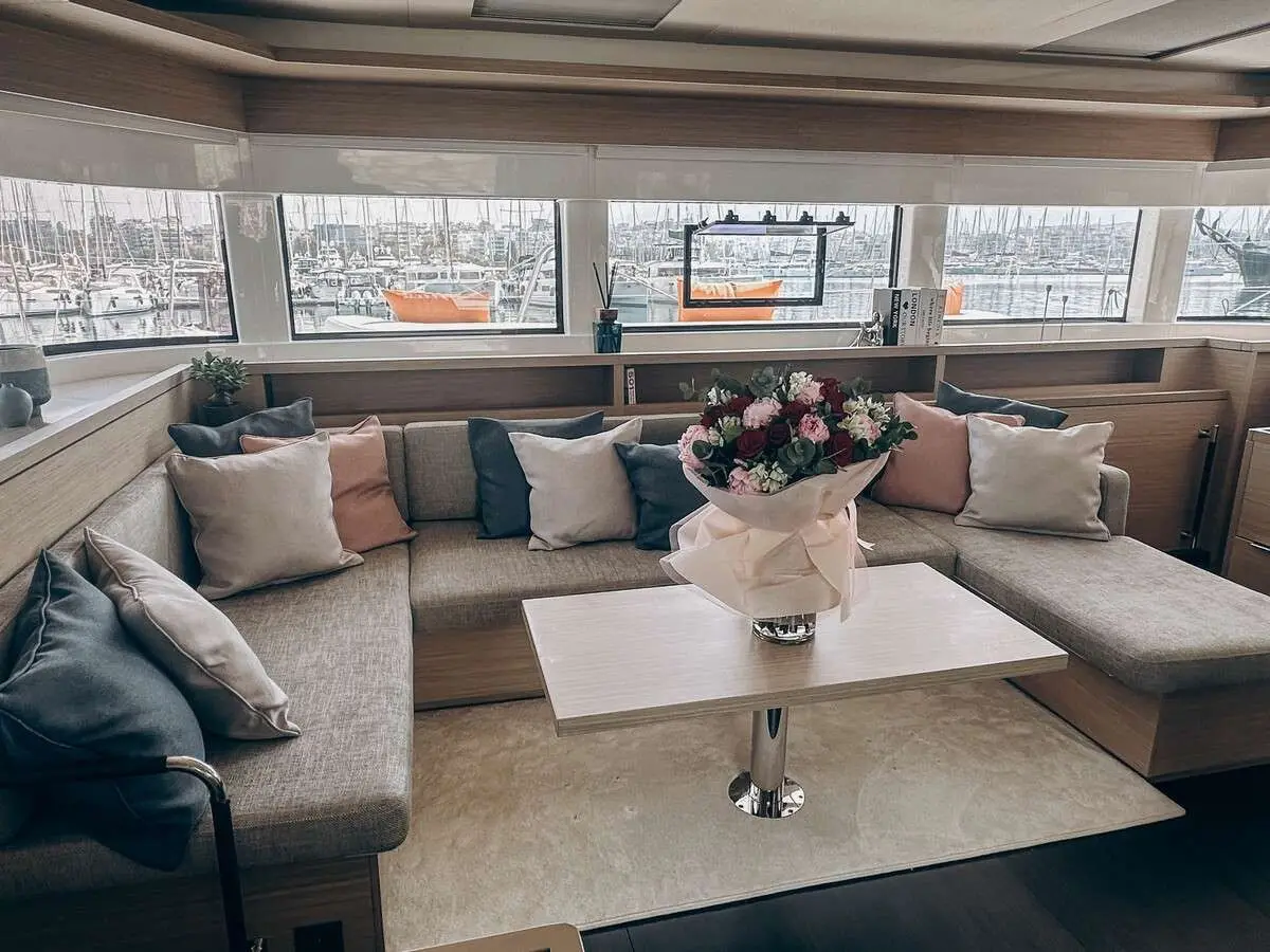 Aurelia, Interior image