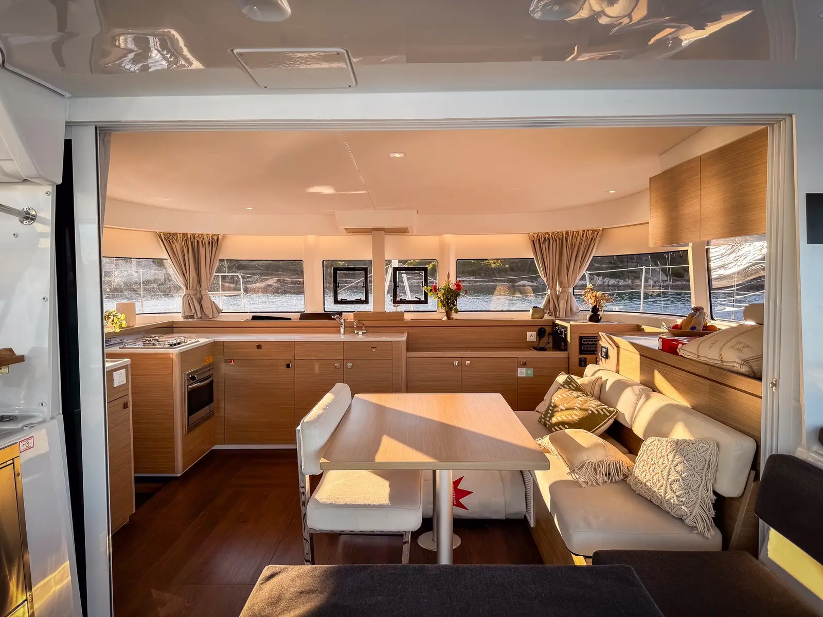 Aloha, Interior image