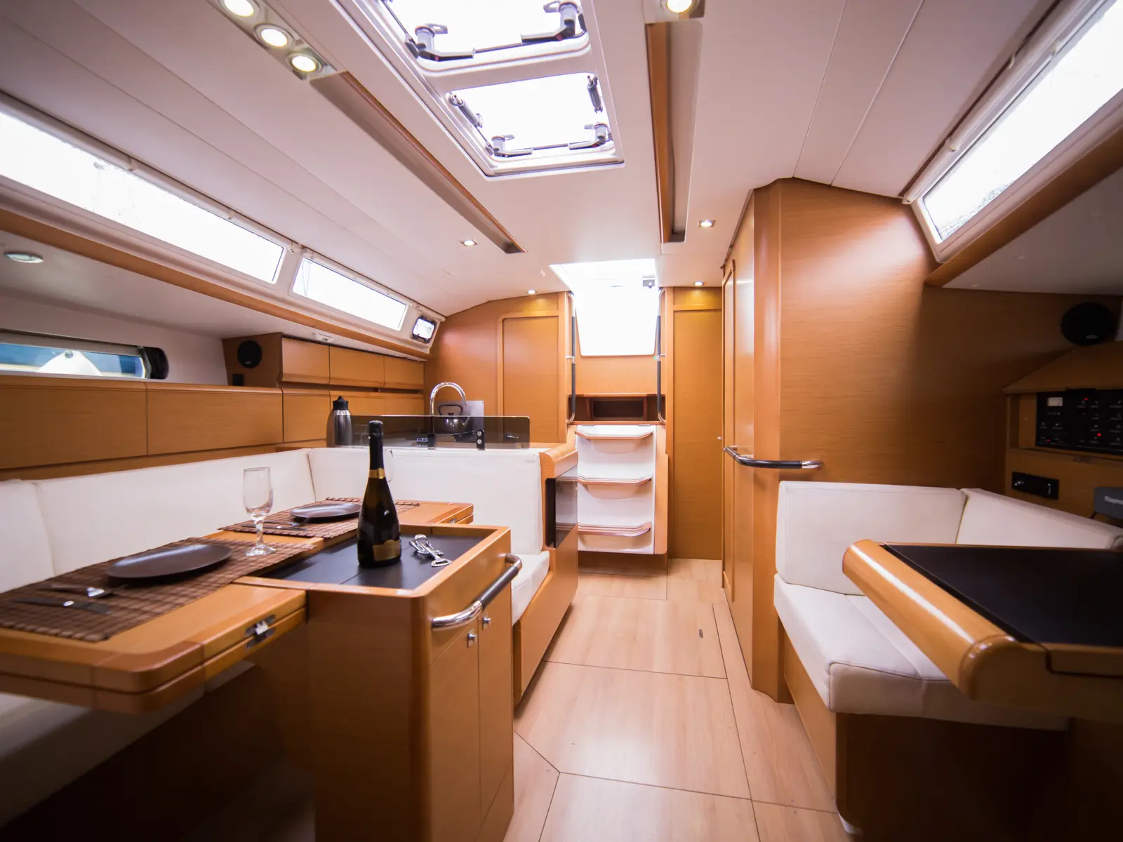 Leonidas, Interior image
