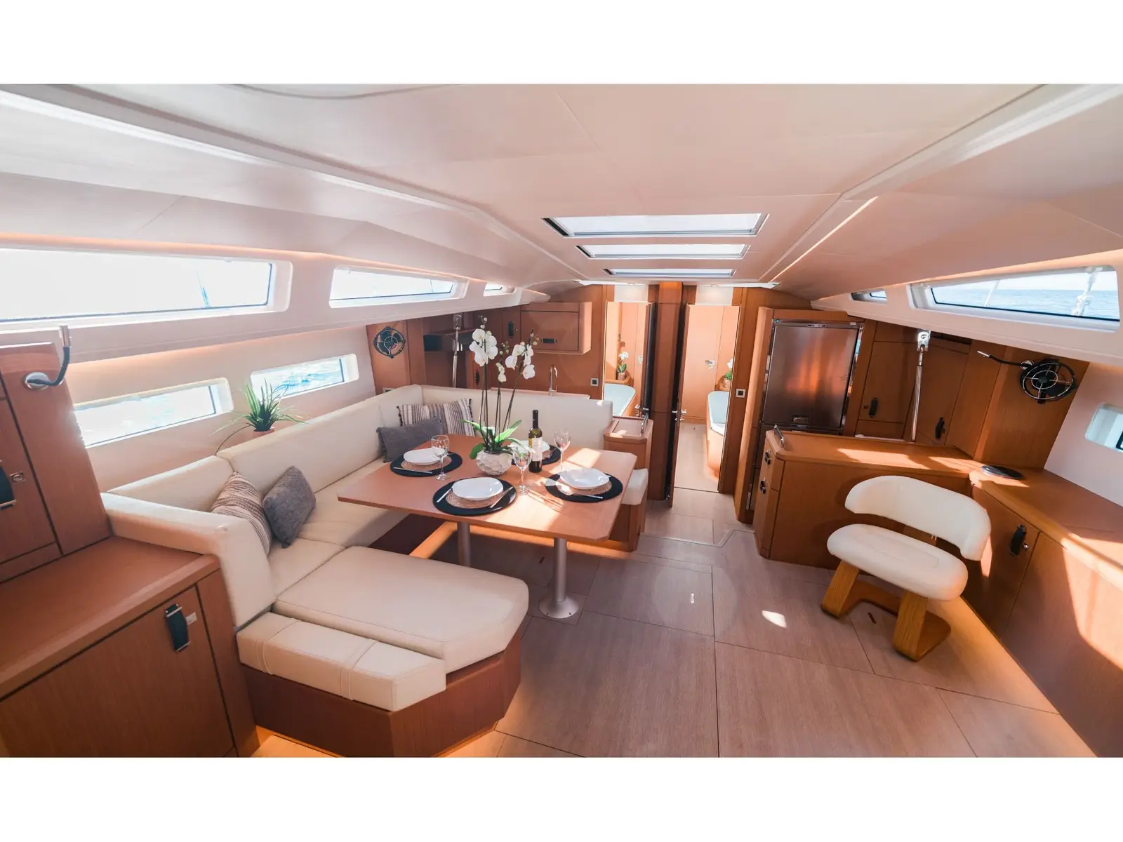 EUPHORIA, Interior image