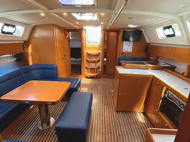 Prince Nikolaos, Interior image