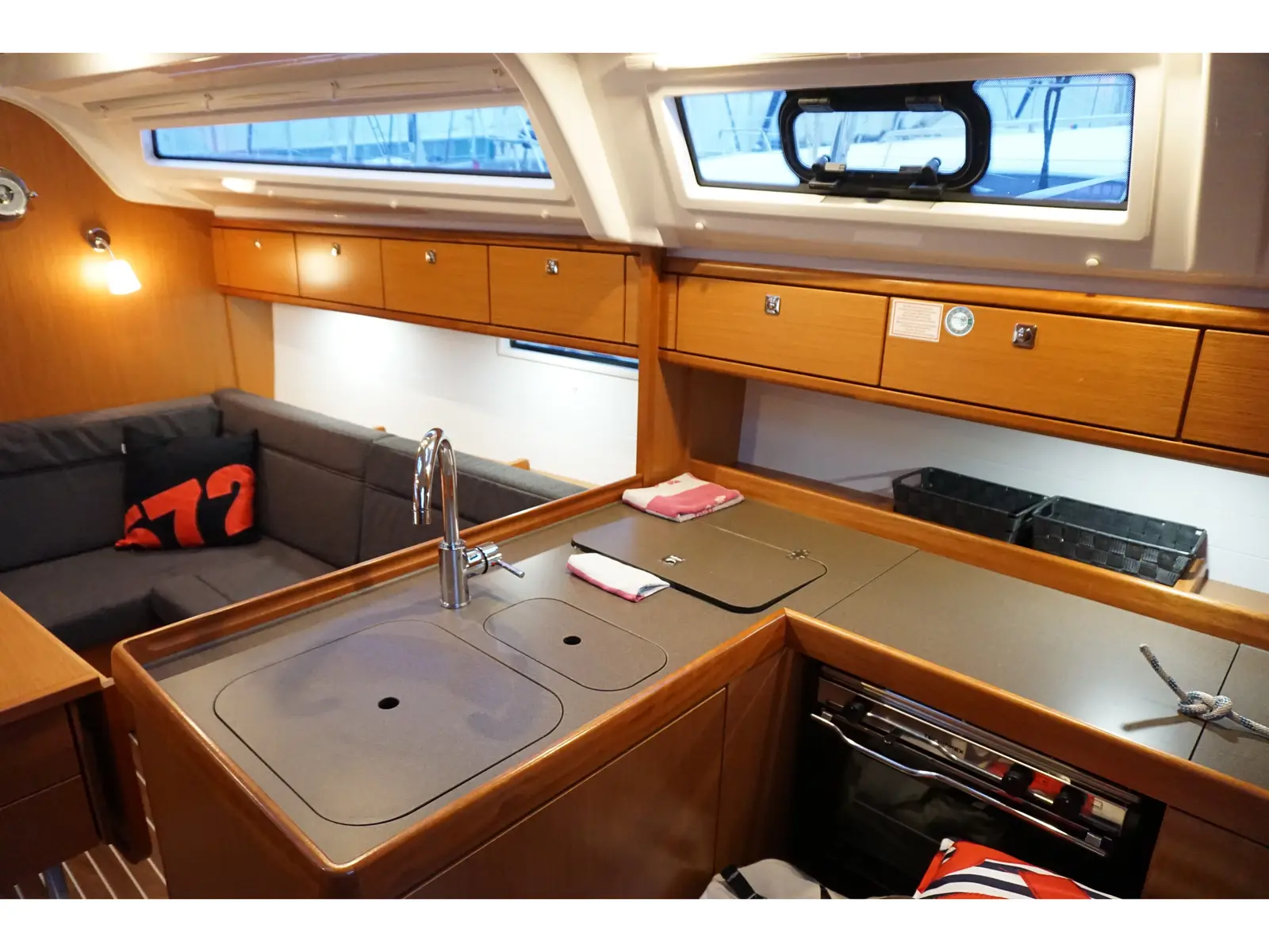 Aventura, Interior image
