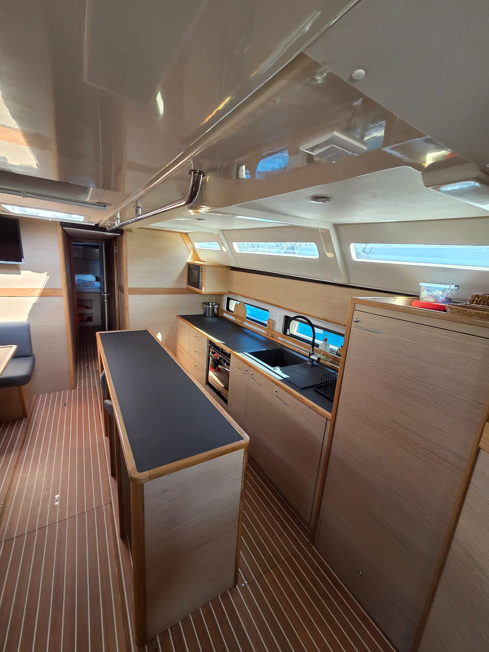 Dion, Interior image