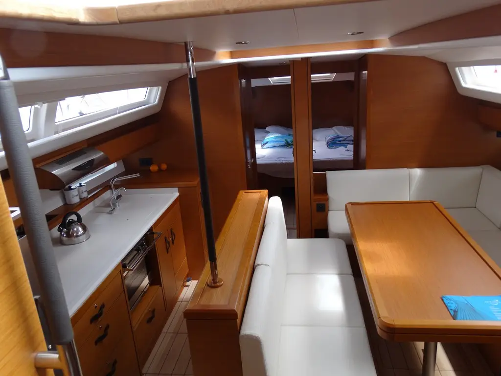 AF-J54, Interior image