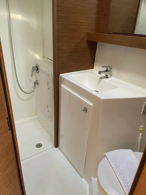 Aurora, Shower and head