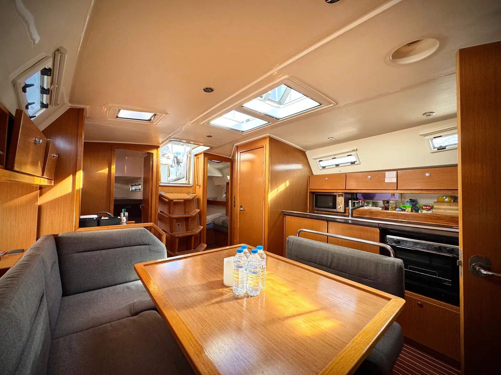 Mayla, Interior image