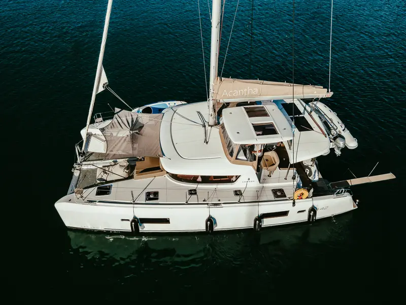 Acantha, Lagoon 42