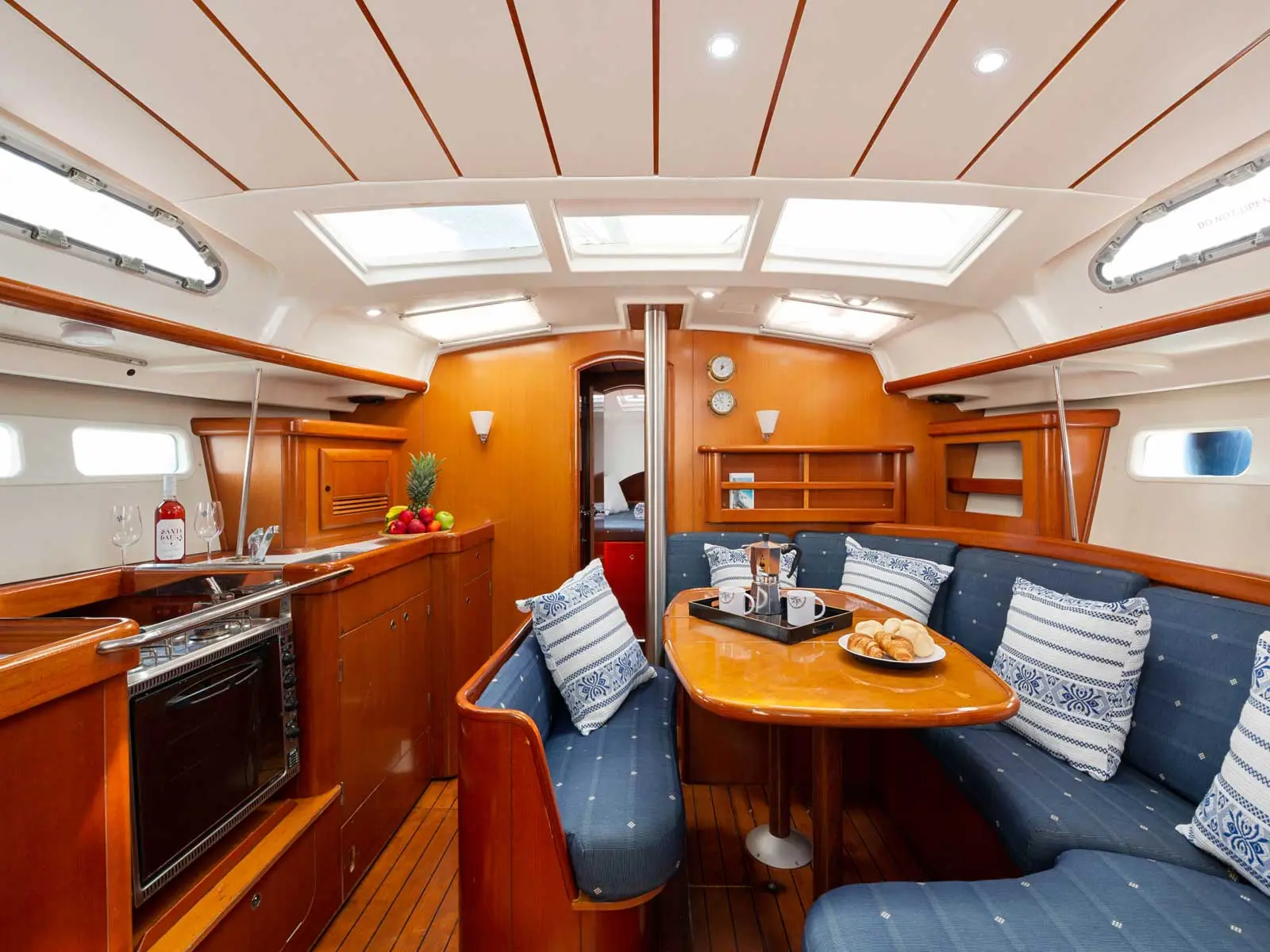 Thalassa, Interior image