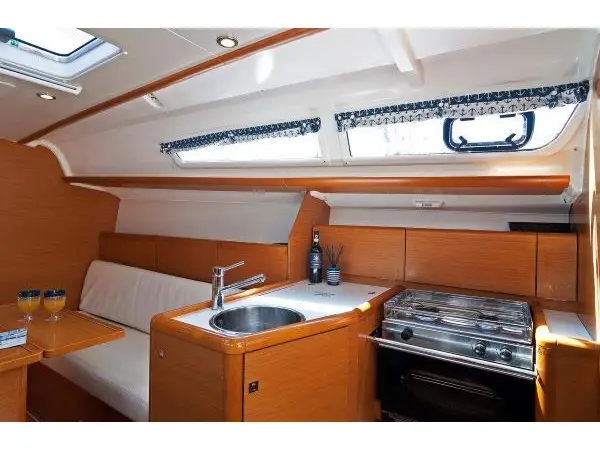 KIKI KISS, Interior image