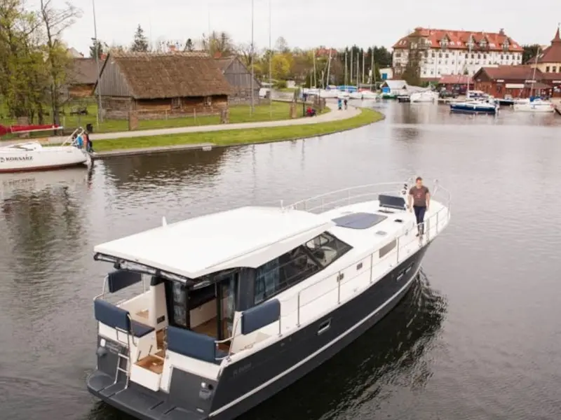 Nautika 1300 LUX, Main image