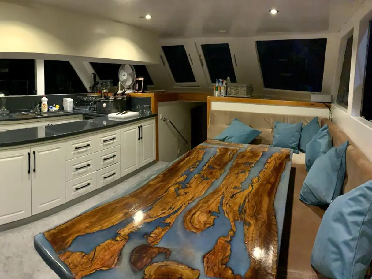 Simi, Interior image