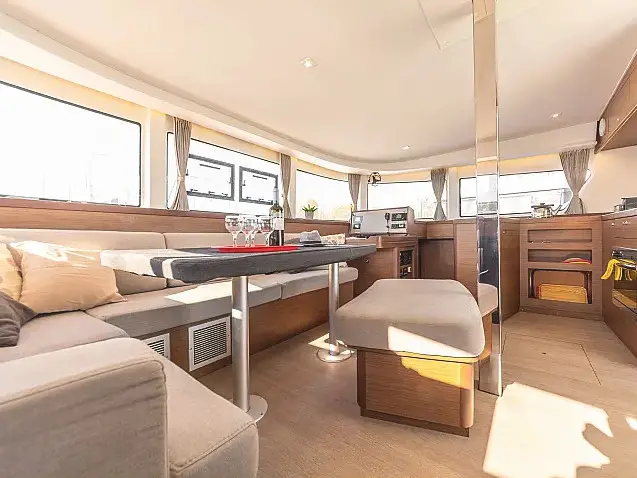 AM20, Interior image