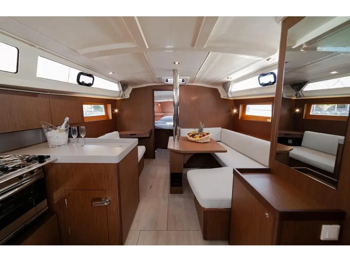 Sail Polaris, Interior image