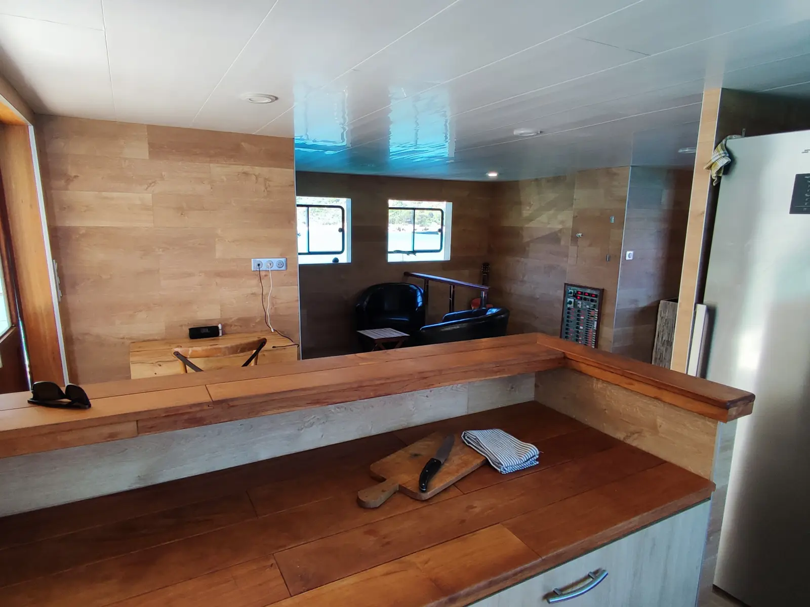 Gold Wind, Interior image
