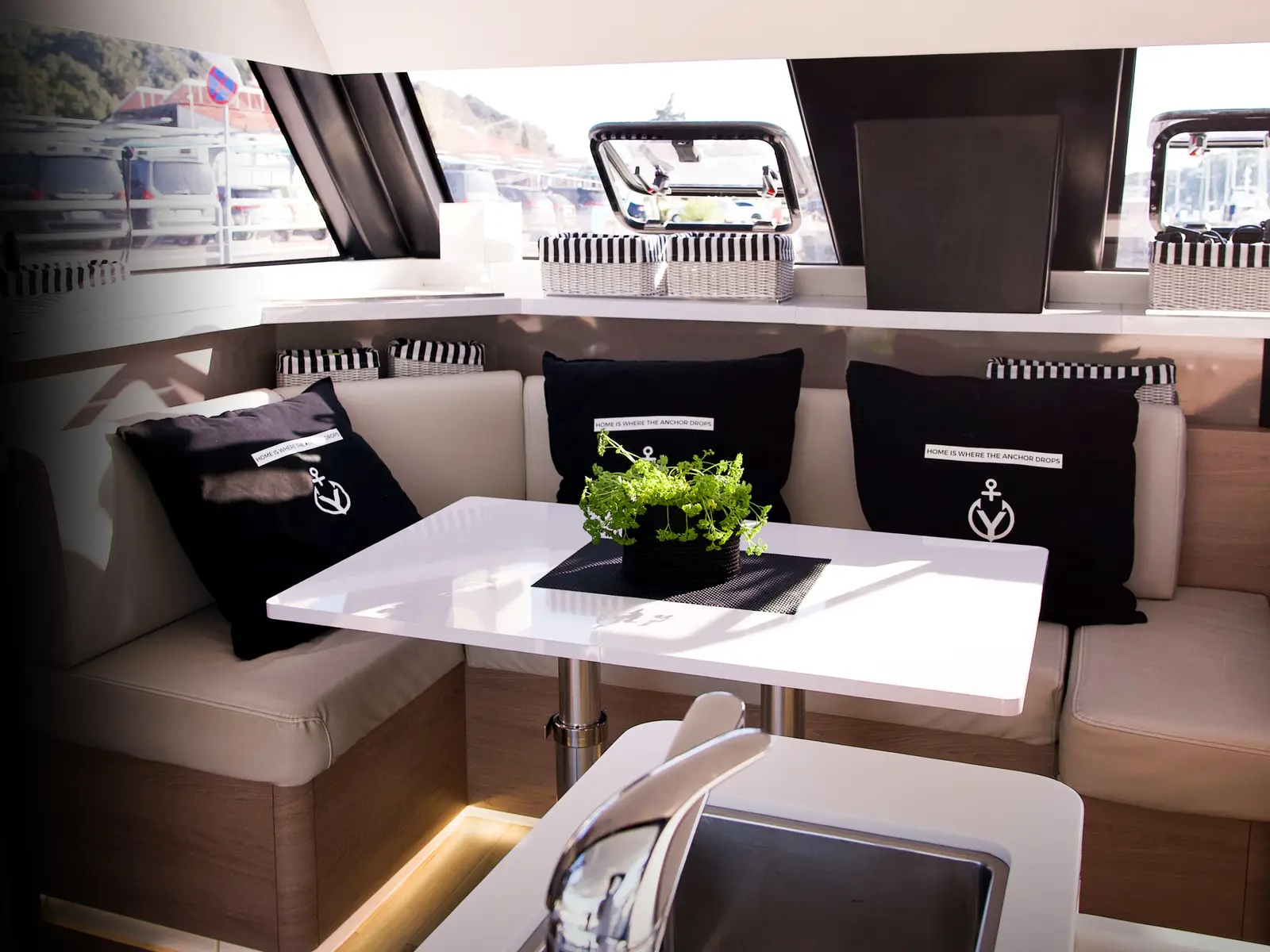 Jumping Fitness, Interior image