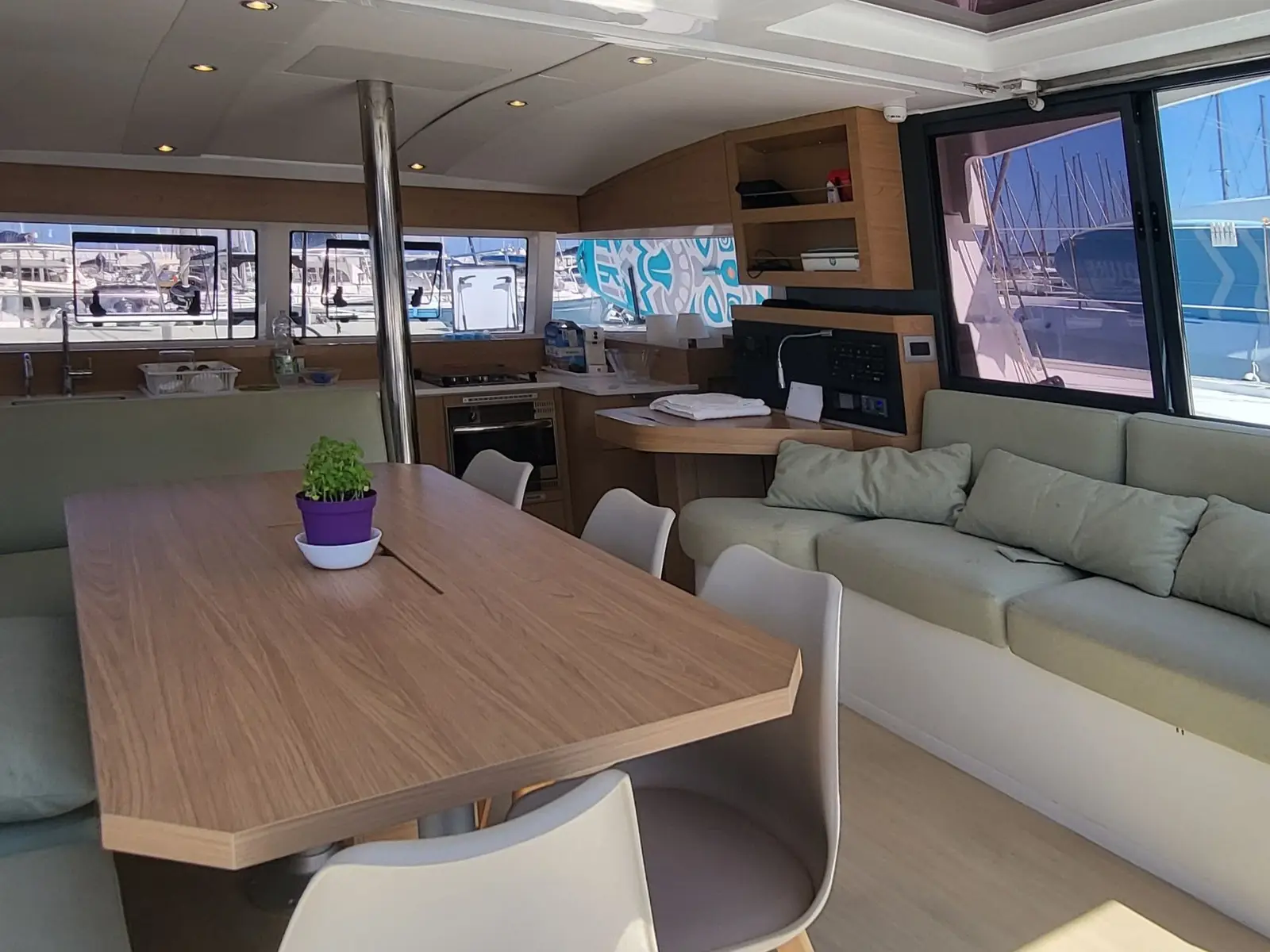 Dolce Luna, Interior image