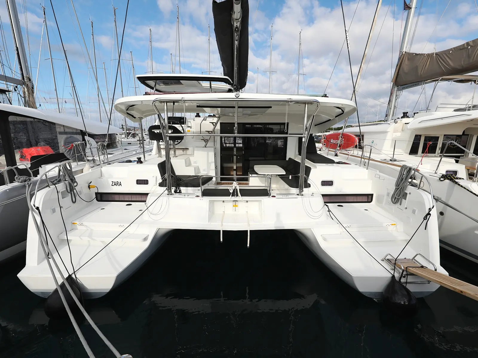 ZARA, Lagoon 42
