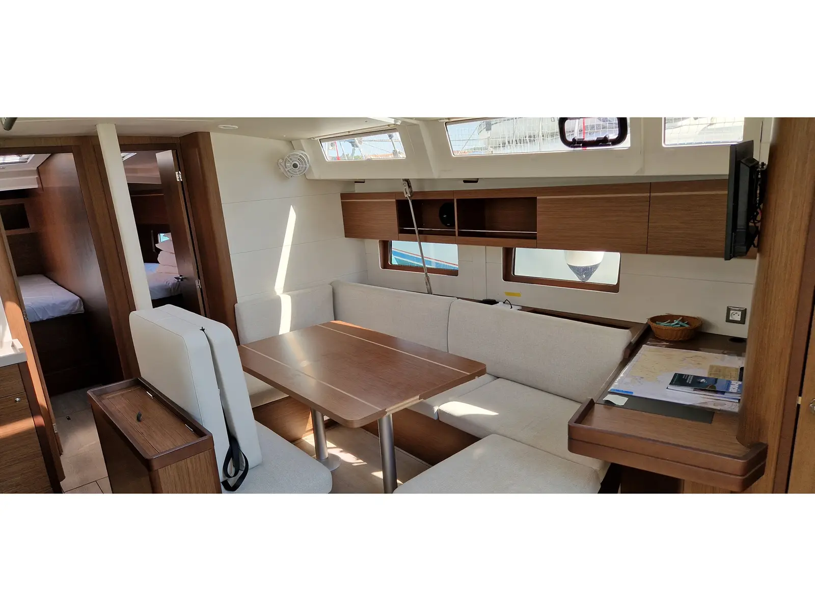 Luna, Interior image
