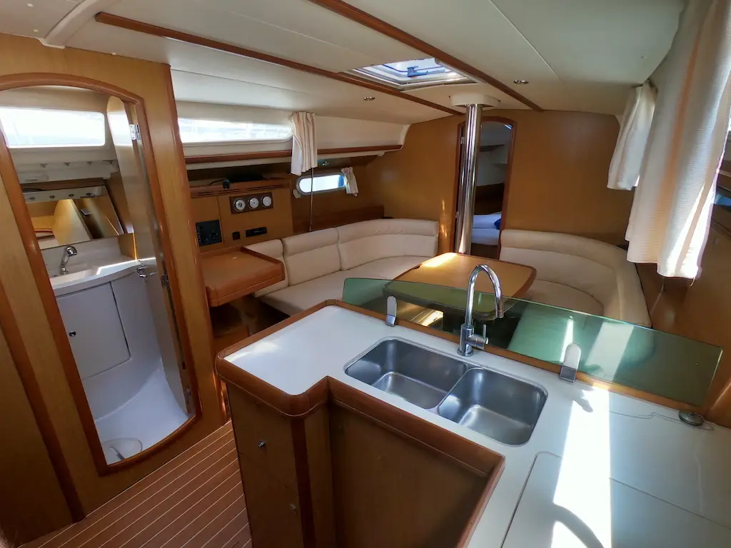 Cabiria, Interior image
