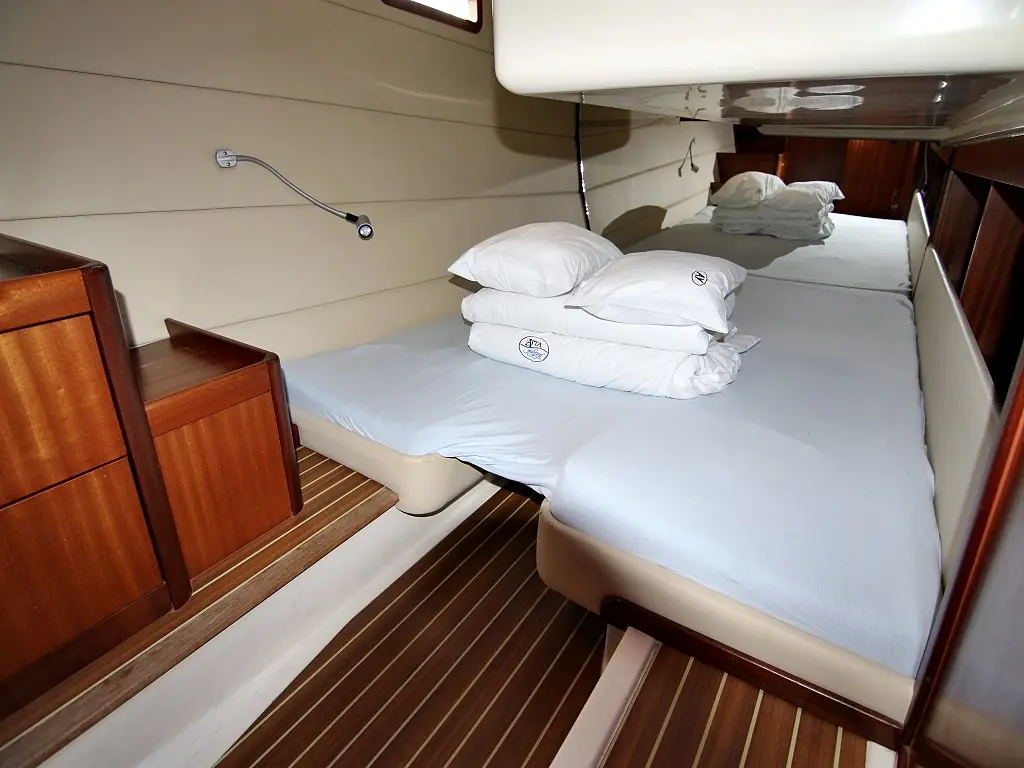 FRANKA, Interior image