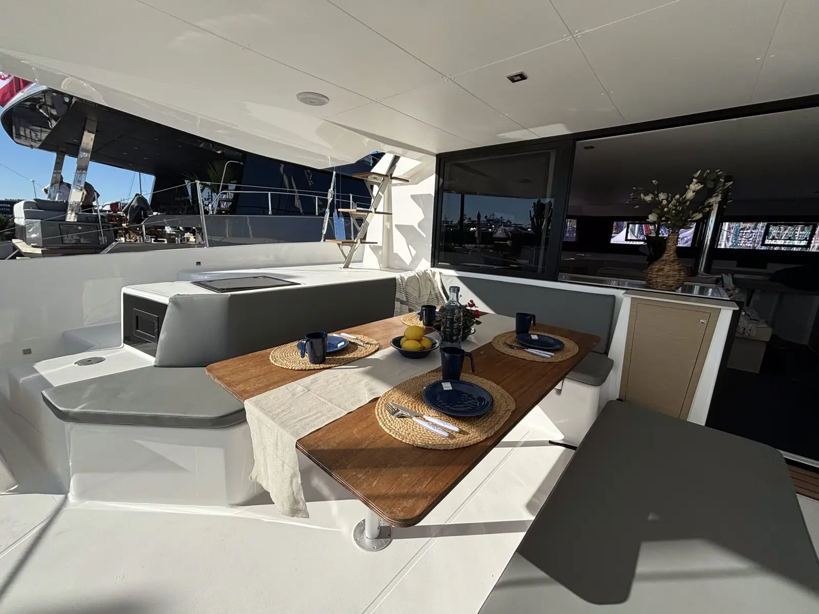 El Mar, Interior image