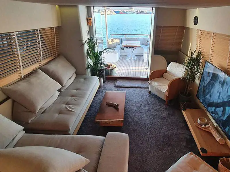 Maiora, Interior image