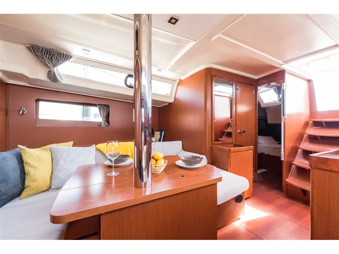 SPARKLING, Interior image