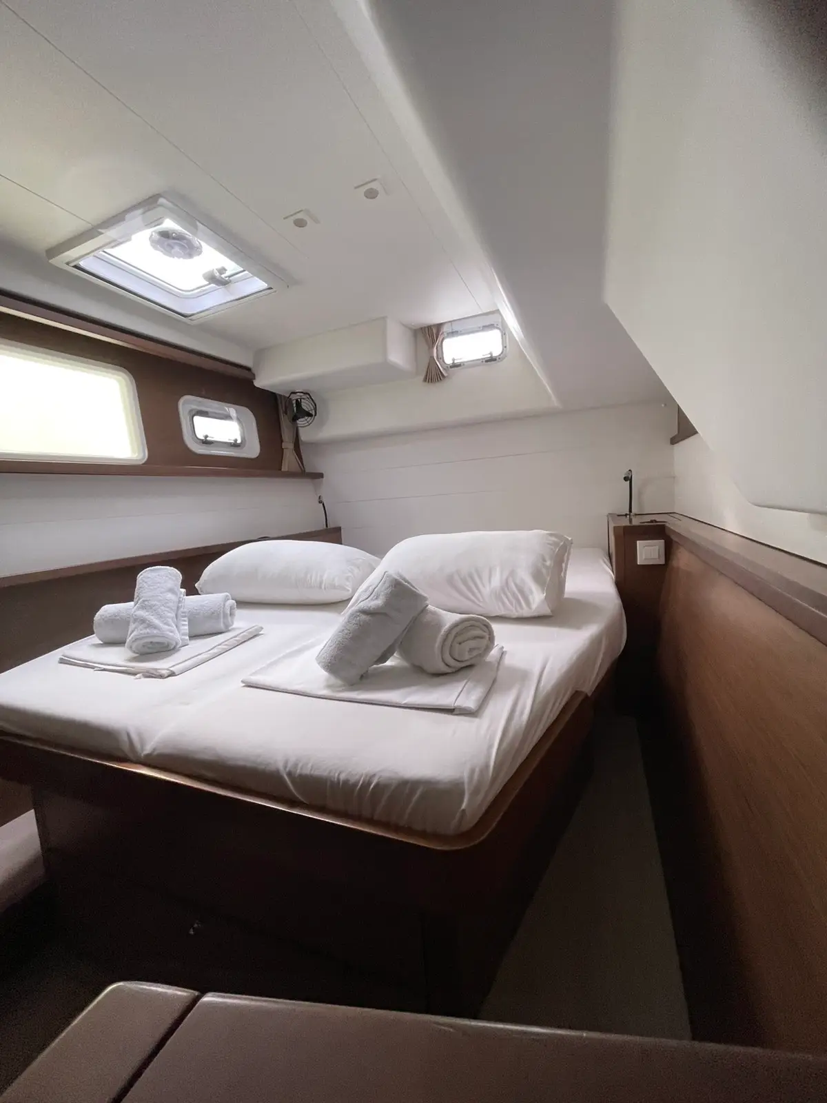 AMARE I, Interior image